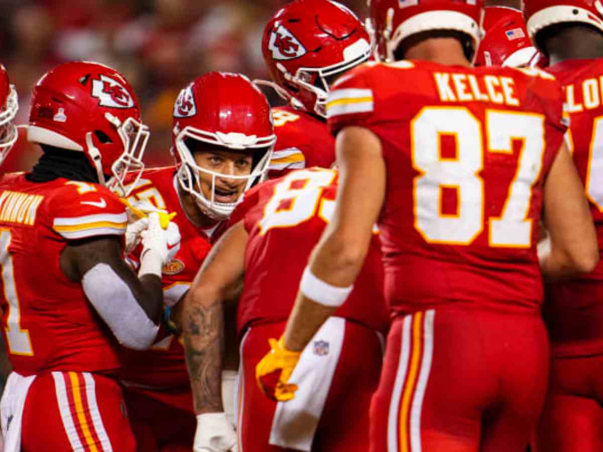 Patrick Mahomes plays through injury, lifts Chiefs past Texans - ESPN